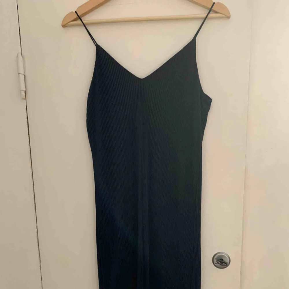 Superfin marinblå plisserad slip-klänning ifrån Lindex. I storlek XS. Den är dubbellined så denna är icke genomskinlig. Priset är inklusive frakt. . Klänningar.