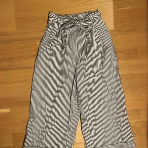  - Jätte snygga randiga byxor, knappt använda. Säljer pga. att de inte kommer till användning, pris kan diskuteras!:) funkar som XS också 