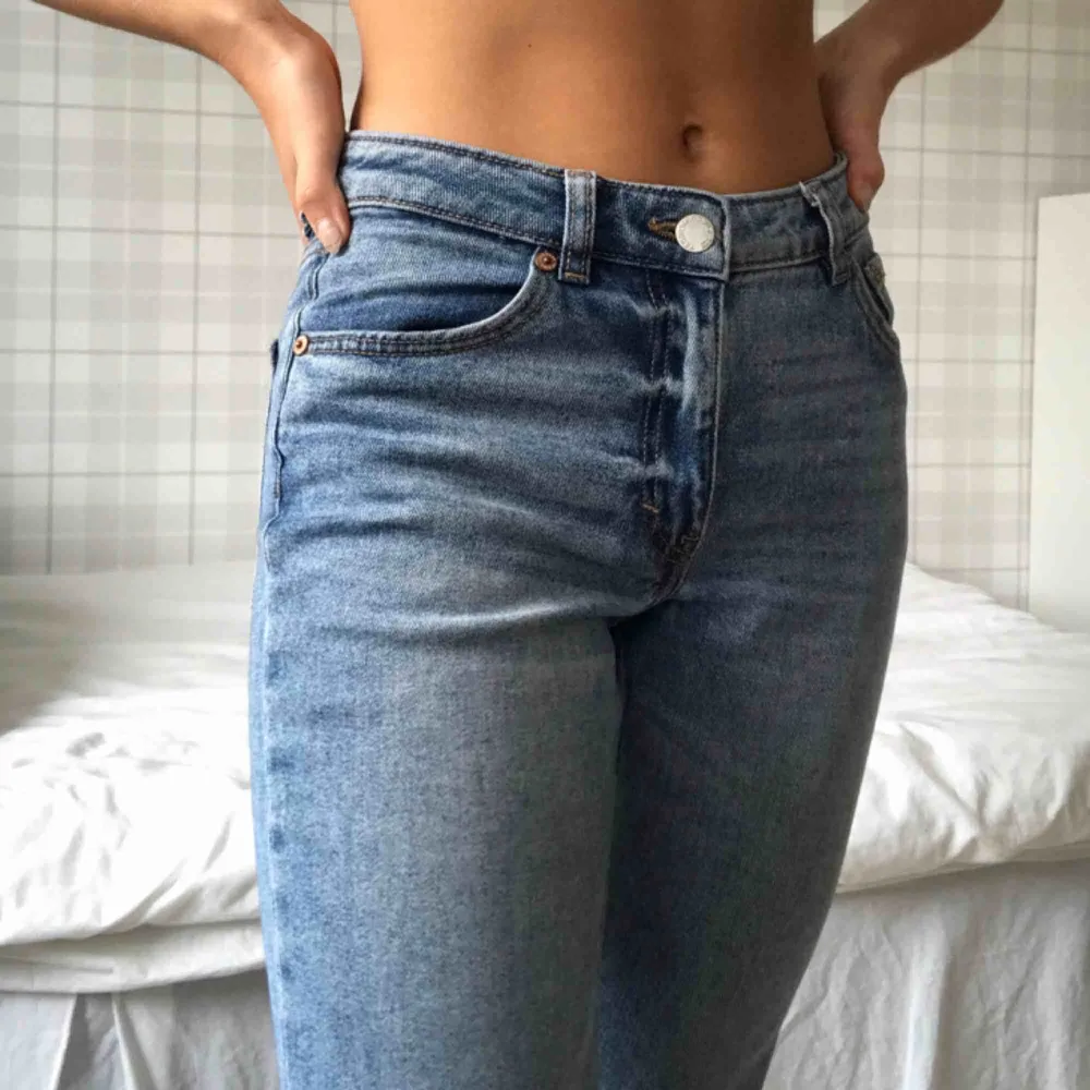 CHEAP MONDAY jeans i bra skick!!  Köpta mellan 500-600 kr. De är lågmidjade och croppade. Säljer eftersom de är för lågmidjade för min smak. Men annars superfina!! Skriv om ni vill ha fler bilder💙. Jeans & Byxor.