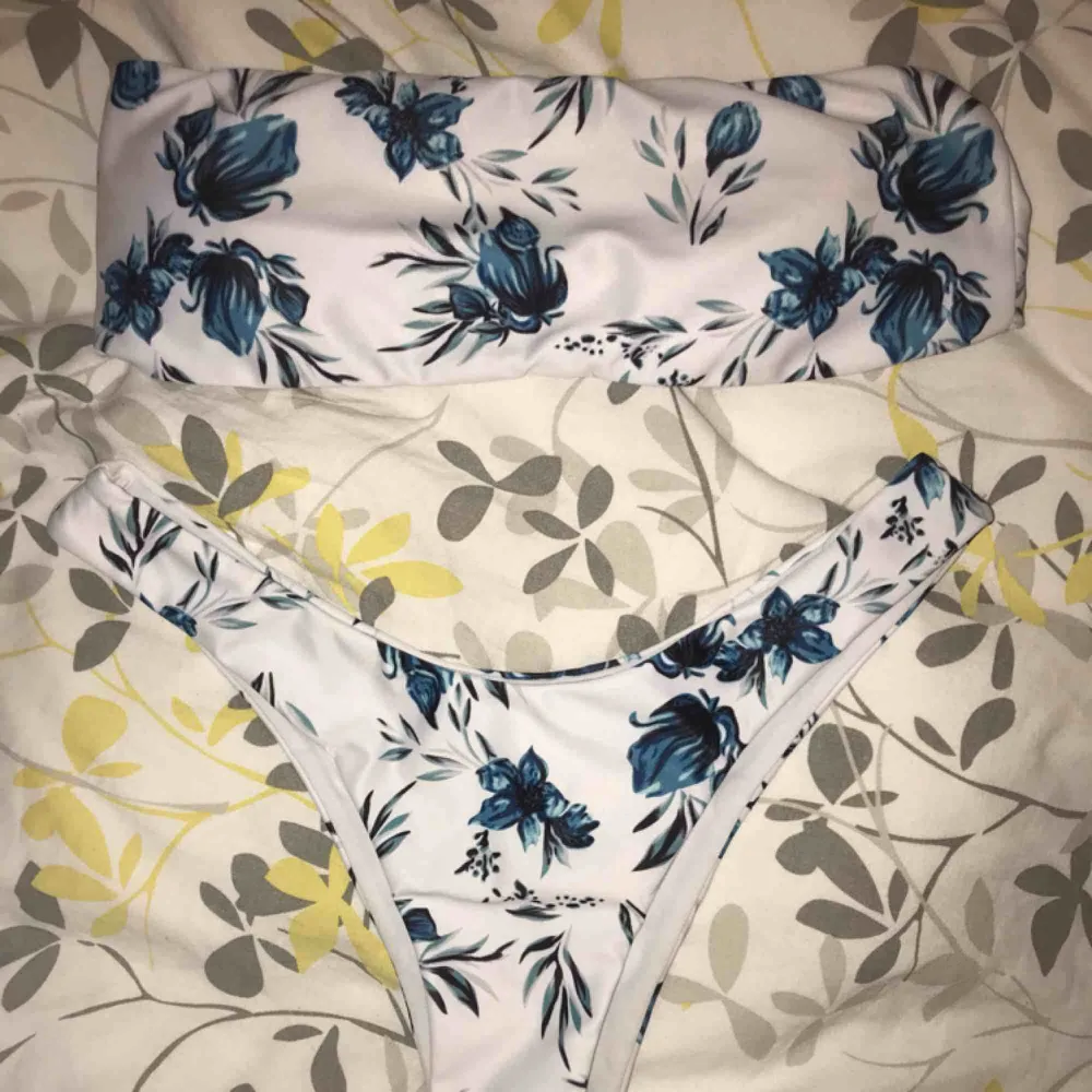 En fin blå och vit blommig bikini,  inte så högmidjad och string som den ser ut på bilden!. Övrigt.