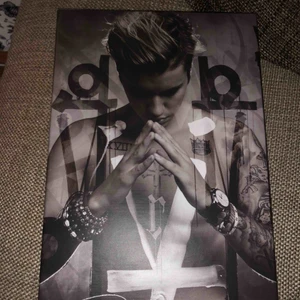  - Justin Bieber Purpose album skiva. Har fått den i present några år sen men har aldrig spelat den så den är helt ny fortfarande. Finns även några bilder på artisten i kartongen. Köparen står för ev. frakt :)