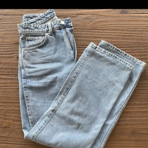  - Ljusblå jeans från Weekday, modell ROW , strl 29/30 Förstora för mig i midjan och rumpan så skickar inte bilder hur dom Sitter på mig men man kan alltid googla. 