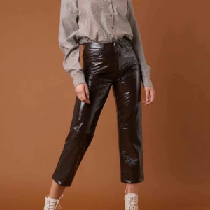  - Raka vinylbyxor från NA-KD i storlek 40, använda 2 gånger så i mycket bra skick. Frakt tillkommer 