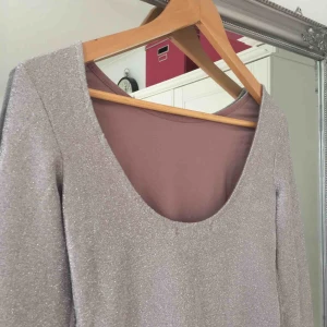  - Partytopp från bikbok, med snygg urringning. Frakt tillkommer🌸