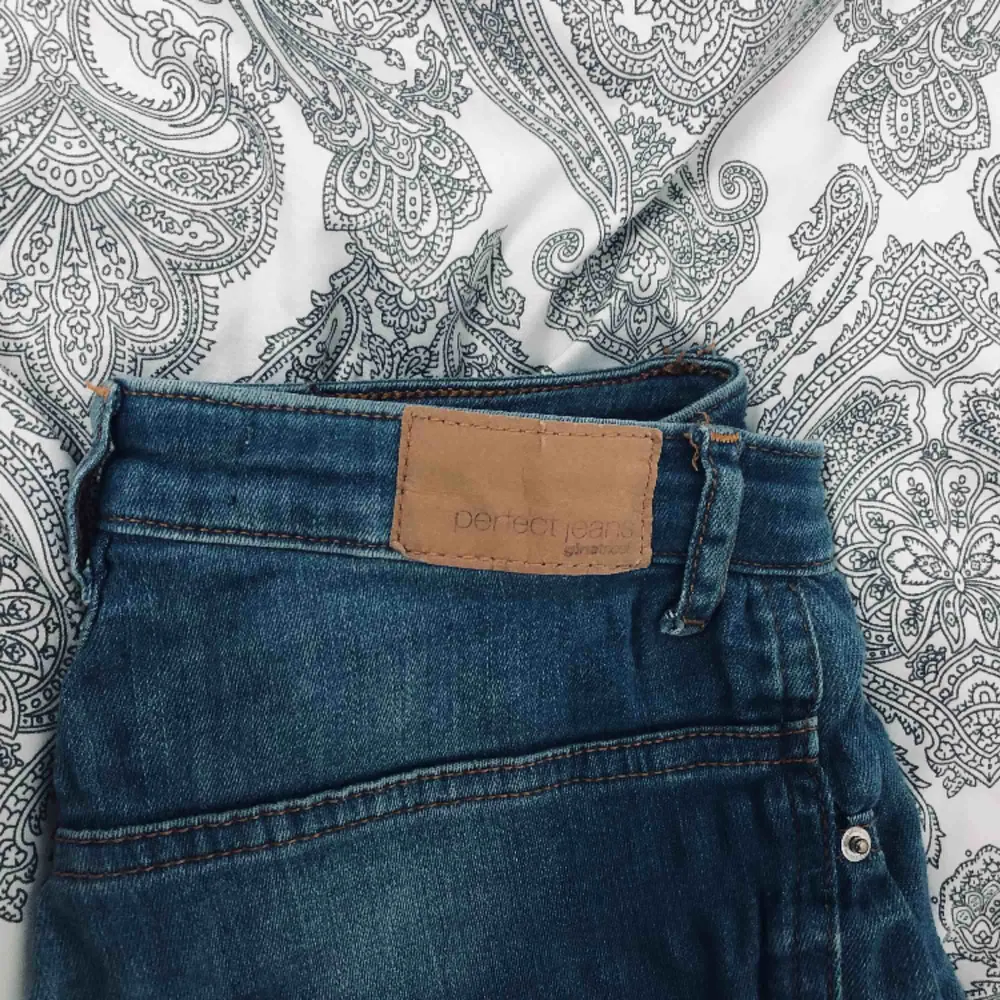 Näst intill oanvända Molly jeans ifrån Gina tricot väldigt stretchiga så passar XS-S,150kr inkl frakten.. Jeans & Byxor.