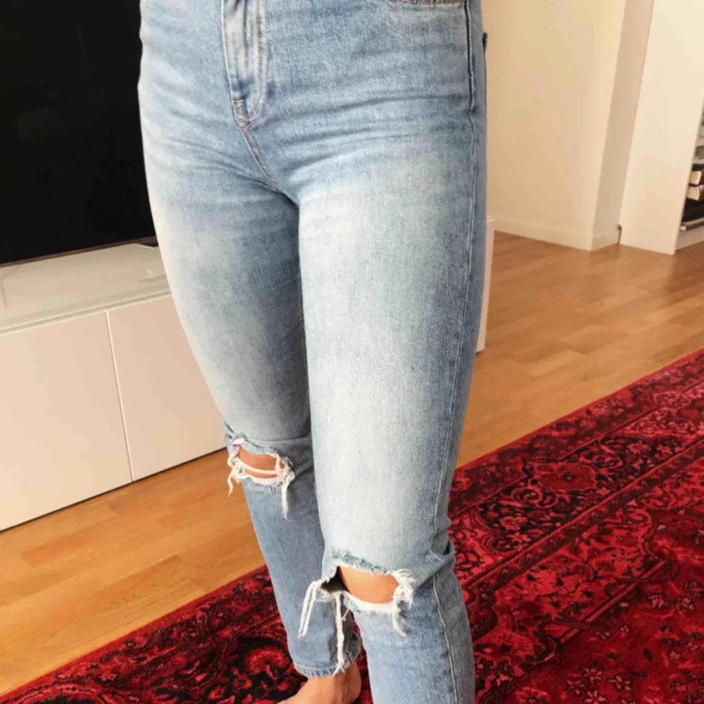 Ett par knappt använda jeans från Gina Tricot, modell står inte men de är slim fit, high waisted, med ett hål på vardera sida. Mått 25/26-32. Buda! . Jeans & Byxor.