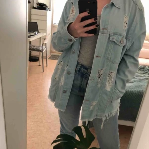  - *RESERVERAD* Strl 44 men passar även mindre storlekar beroende på hur oversized man vill att den ska sitta 👌 Jag som brukar ha strl 36/38 har använt denna som oversized.  📬 Frakt 63 kr