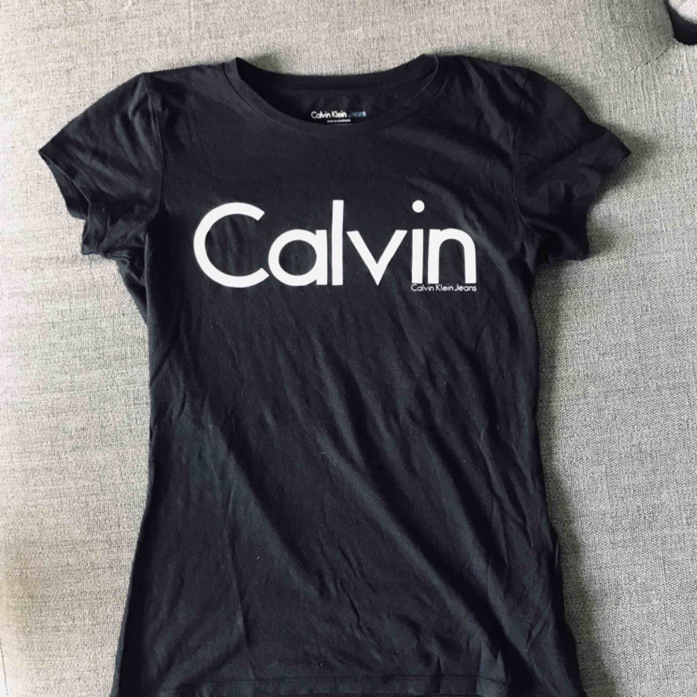 Tröja från Calvin Klein i fint skick! Säljer då jag tyvärr inte använder så ofta🌼. T-shirts.