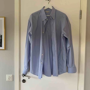  - Väldigt skön skjorta som passar som klänning om man har shorts under. Använd ca 4 ggr