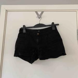  - Svarta shorts från hm