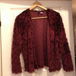  - Vinröd kofta från h&m. Storlek S i bra skick.