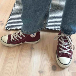  - Ett par vinröda höga Converse i storlek 36,5 i bra skick💞💞 priset går att diskutera vid snabb affär, köparen står för eventuell frankt!✨✨