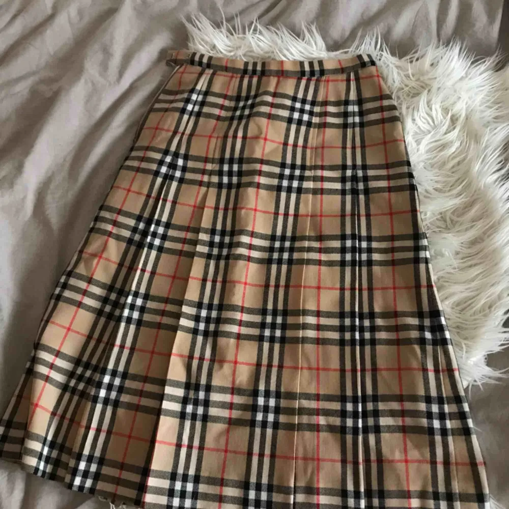 Äkta vintage burberry kjol! Så rätt i tiden och jättefint skick! Köpt på NK. Har ju tyvärr inget kvitto kvar eftersom den är vintage. . Kjolar.