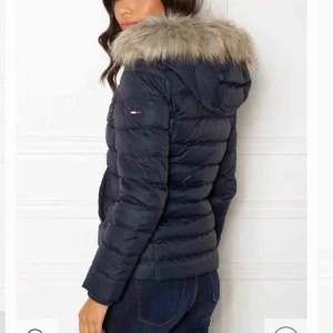  - Marin blå Tommy Hilfiger vinterjacka i fint skick! Ny pris 2 199 mitt pris 800 kan frakta men då står köparen för frakten som blir 100kr