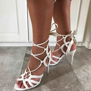  - Svinlyxiga heels från NLY shoes, aldrig använda. Strl 39. Stilig lace up med knyt. Köpare står för eventuell fraktkostnad🕊