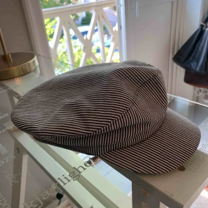  - En hatt från Zara. svart och vit randig, aldrig använd.