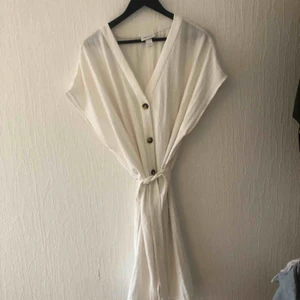  - Vit linne-klänning från Monki:) passar från small-large