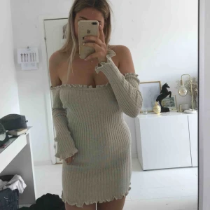  - Oanvänd superfin klänning från inthestyle. Säljes pga för kort för mig. Prislapp kvar.