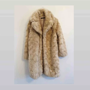  - Varm pälsjacka (fake) från Gina Tricot. Använd 1 gång 💕  Skickas mot frakt eller möts upp på Östermalm ✨