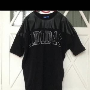 - Adidas klänning i fint skick 