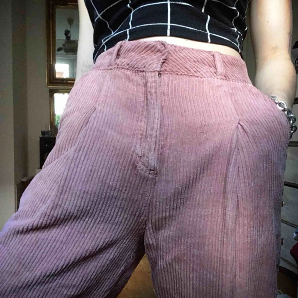 Rosa manchester byxor från urban outfitters. Använda kanske 2 gånger då de är för långa för mig men är såå snygga. Köpta för runt 600kr. Står xs och är runt 26/27 i midjan skulle jag säga.. Jeans & Byxor.