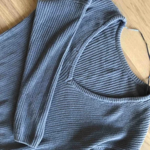  - Stickad tröja från Nakd.  V-ringad i ryggen, färg blå. Använd 1 gång. 