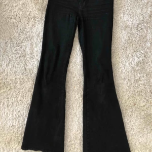  - Säljer mina bootcut/flare jeans från Dr.Denim! Det är ett par bekväma & simpla brallor. Midjan är midwaist & modellen Macy. Är 168 cm lång och vanligt vis en M/S på byxor. Mycket stretchiga och är inte alls obekväma! Nypris 499kr. 