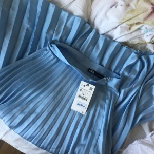  - Otroligt fin, himmelsblå kjol från zara! Tyvärr aldrig kommit till användning, prislapp kvar! 🤩  Köparen står för frakt!🥰