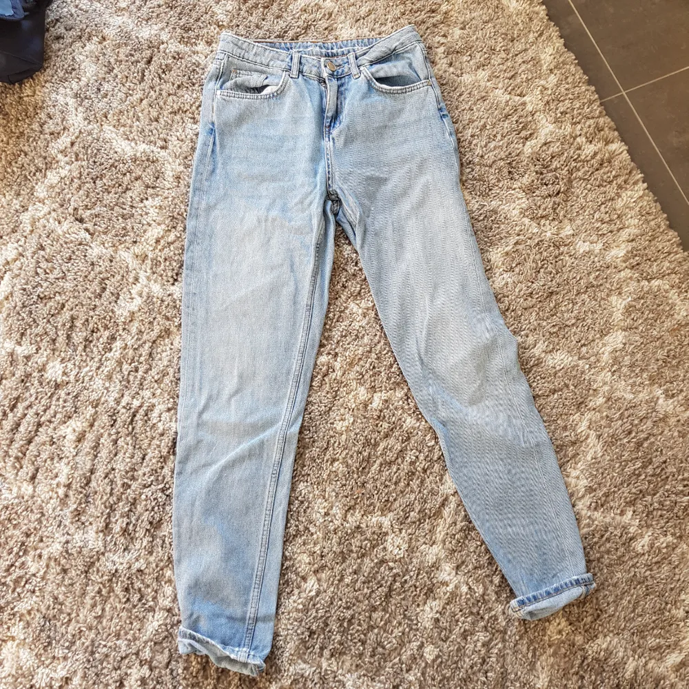 Bil bok jeans som tyvärr inte används då de är fel i storlek. Skulle säga att de är som både mom jeans och boyfriend. Köparen står för frakt💙. Jeans & Byxor.