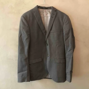  - Kavaj från Tiger, grå med randigt foder.