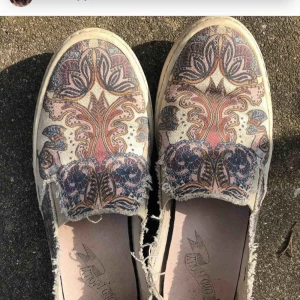  - Snygga mönstriga oddmolly skor i bra skick