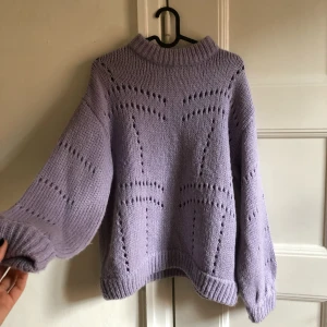  - Världens finaste stickade tröja, GANNI inspirerad. säljes pga har alldeles för många stickade tröjor i en alldeles för liten lägenhet. I fint skick, endast använd 1-2ggr. Möts upp i Stockholm 💘