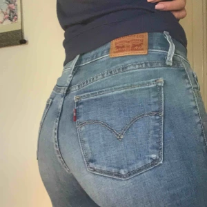  - Säljer ett par Levis jeans super skinny. De kommer aldrig till användning så därför säljer jag dem💕  Jag och köpare delar på frakt!