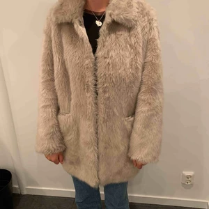 Vinter jacka, fake päls - Vit päls jacka, fake päls. Flitigt använd därför så billig, annars i bra skick. Frakt tillkommer