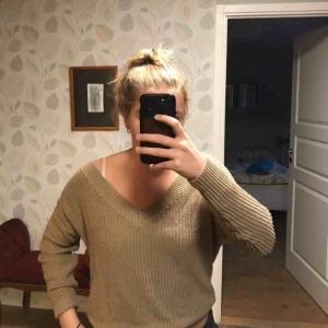  - Stickad tröja med V-skärning! Köpt på H&M, använd men inga fel på den. Är i en fin beige färg och är lite lätt oversized. Pris kan diskuteras 🥰 frakt tillkommer även