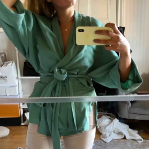  - Rodebjer blus i så fin mintgrön färg. Använd en gång, då jag köpte den vita istället och inte använt denna tyvärr. Nypris är 1995! Världens mest smickrande modell. Storlek XS men mer som en small, väldigt flex i storleken då man knyter själv.