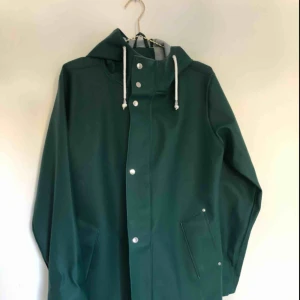  - Jättefin grön regnjacka. I princip helt oanvänd, därav mycket bra skick. Köparen betalar frakten. 