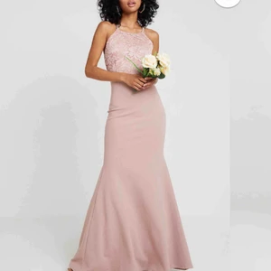  - Använd 1 gång och sydd, se sista bilden, där markeringarna är har en skräddare sytt då det skrynklade sig. finns ej kvar på zalando men har för mig att nypriset var 500kr +frakt. Möts i huddinge annars kan jag frakta💘💘