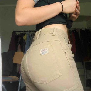  - Jättesnygga crocker jeans Beige med fickor och lappar 200kr Storlek Xs passar S/mindre M också Aldrig använda dm för mer info🐢❎⚡️