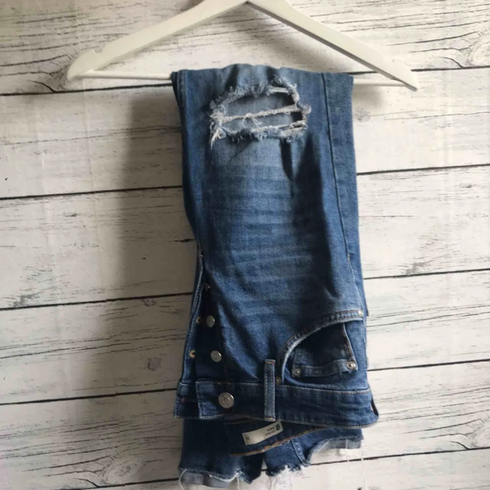 En par snygga bekväma, blå spräckta jeans från Gina Tricot! Super snygga till bara en vanlig tröja och har använts några gånger men är fortfarande i bra skick! Frakt 25kr😊. Jeans & Byxor.