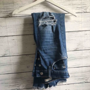  - En par snygga bekväma, blå spräckta jeans från Gina Tricot! Super snygga till bara en vanlig tröja och har använts några gånger men är fortfarande i bra skick! Frakt 25kr😊