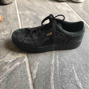  - Jättefina Svarta Pumaskor i mocka med hög sula. Använda drygt ett år.