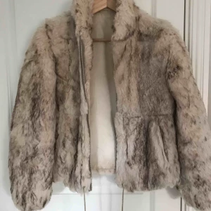  - Fin pälsjacka från Italien köpt för 1700kr och använd en vinter. Toppen fin och varm! Storleken motsvarar en S.