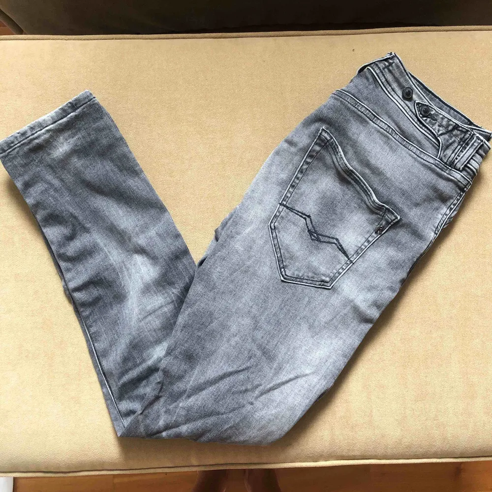 Gråa jeans från Replay i storlek 26. (Sista bilder visar hur dem sitter, boyfriend modell) frakt tillkommer.. Jeans & Byxor.