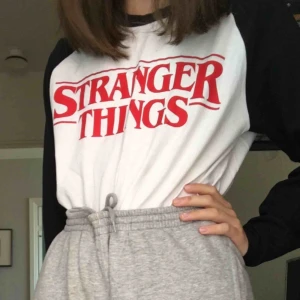  - skitfin oversized STRANGER THINGS tröja! köpt från ebay för 225kr+frakt+tull och ovanligt bra kvalité, trycket går inte av i tvätten. använt den typ 3 gånger:p (eftersom den e oversized passar den XS-L skulle jag säga)