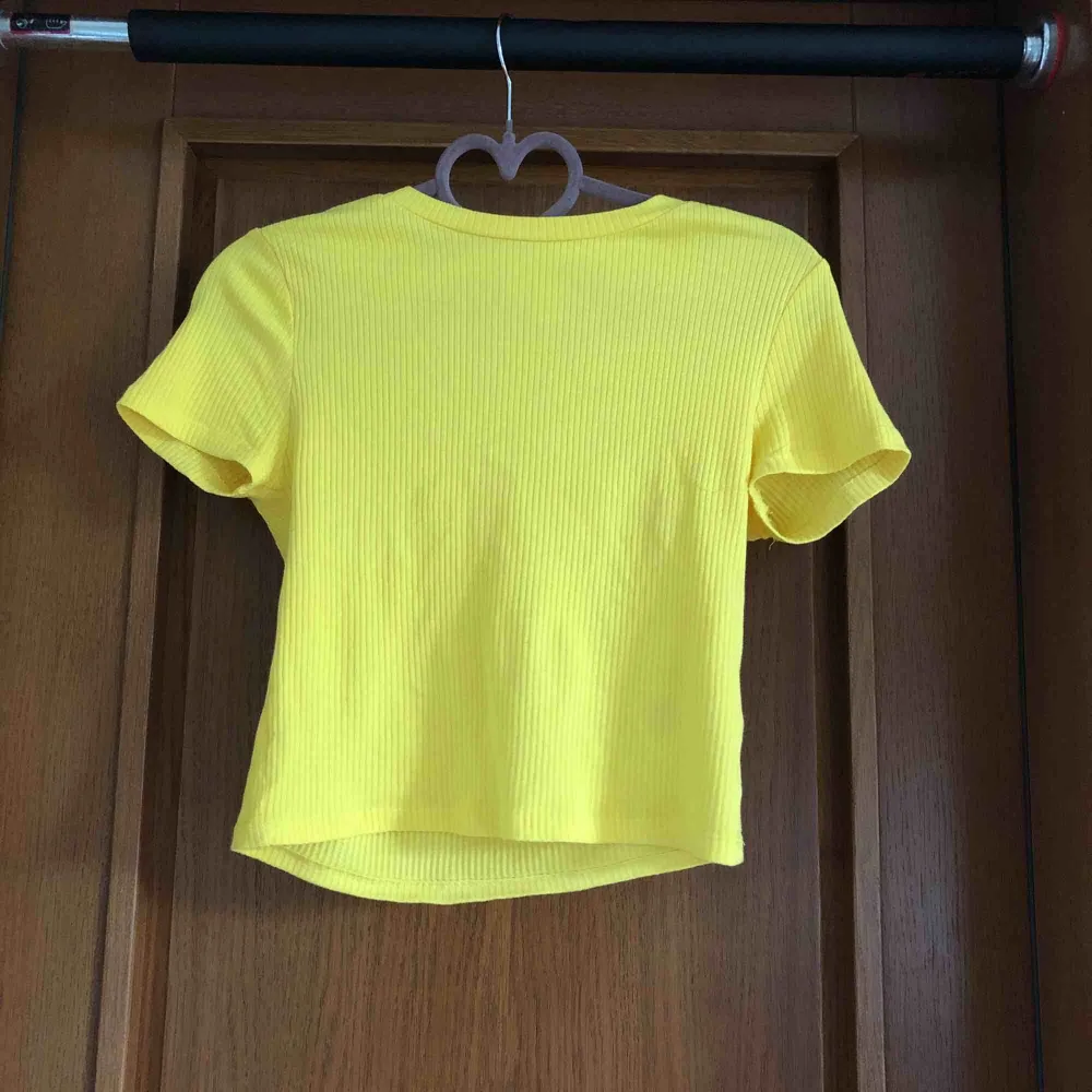 70-tals gul neon tröja aldrig använd, tröjan är i storlek S men skulle säga att den passar även för någon som är storlek XS. . T-shirts.