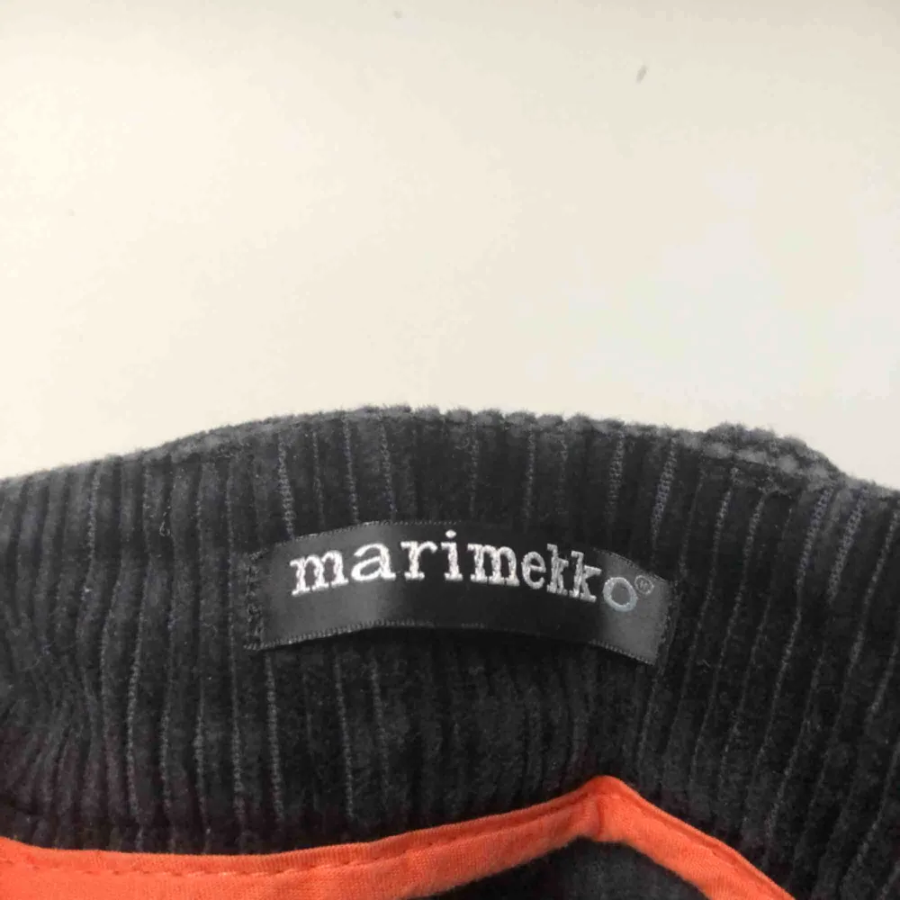 Säljer ett par manchesterbyxor från Marimekko! De är  i storlek M men skulle även passa L och S om man vill ha de i en mer baggy modell. Skriv för mer info:). Jeans & Byxor.