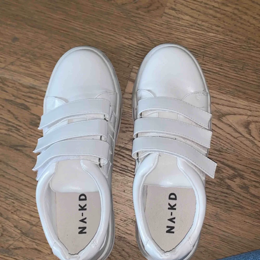 Velcro Sneakers white från nakd. Aldrig använda eftersom jag beställde fel storlek. . Skor.