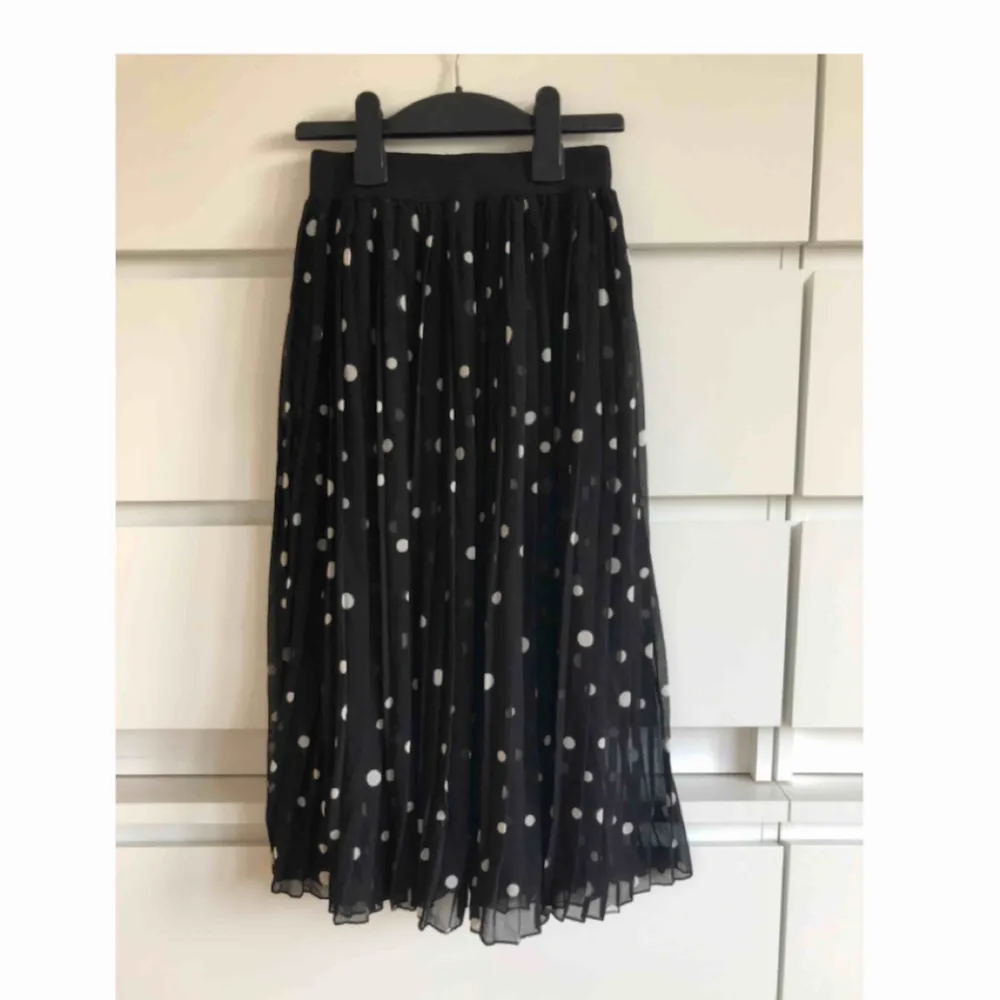 Säljer en superfin och trendig kjol från NAKD i storlek 32 för ett kanonpris. Känner tyvärr inte att jag passar i såna kjolar så hoppas på att nån annan kan bli glad av den🦋möts upp i Stockholm . Kjolar.