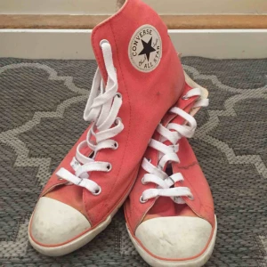  - 📬 Frakt 63 kr  Såå coola och snygga converse. Med tunn sula och svartvit logga 🧡 Snyggt slitna så där som Converse ska vara (slitage + fläckar)👌 Storlek 40 är men de är mindre än vanliga converse, skulle säga som 39or! 👟(US 8.5 UK 6 25.5 cm)